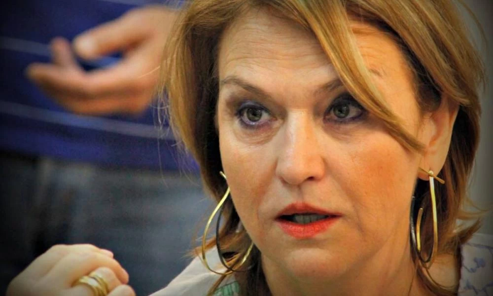 Εξοργισμένη η Ρεπούση με τον Αγιασμό και τις Εικόνες των Ηρώων στα σχολεία!